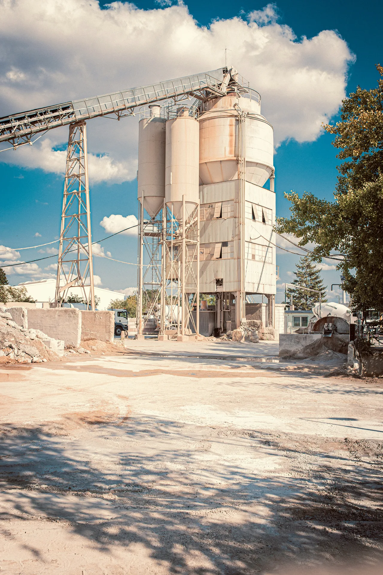 ready-mix batching plant silos serving Boston
